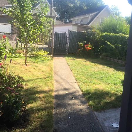 Quiet-Comfy 3 Bedroom Home On A Tree Lined Street In Kits Ванкувер Екстер'єр фото
